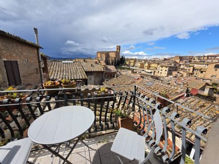 Vendita Appartamento SIENA: ZONA PIAZZA INDIPENDENZA. Vendesi, in zona centralissima e di prestigio, elegante e luminoso...